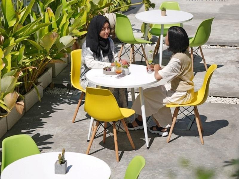 Desain Cafe&nbsp;dengan Kursi Millenial Olymplast