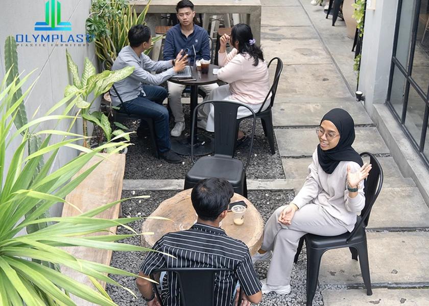 Wujudkan Desain Cafe Minimalis Impianmu dengan Iron Chair Olymplast