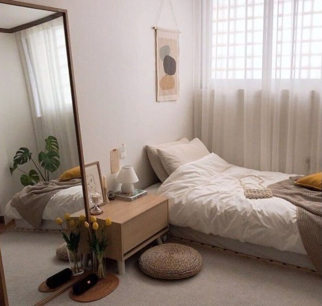 Desain Kamar Tidur 2x3 dengan Cermin Full Body & Tirai Tipis