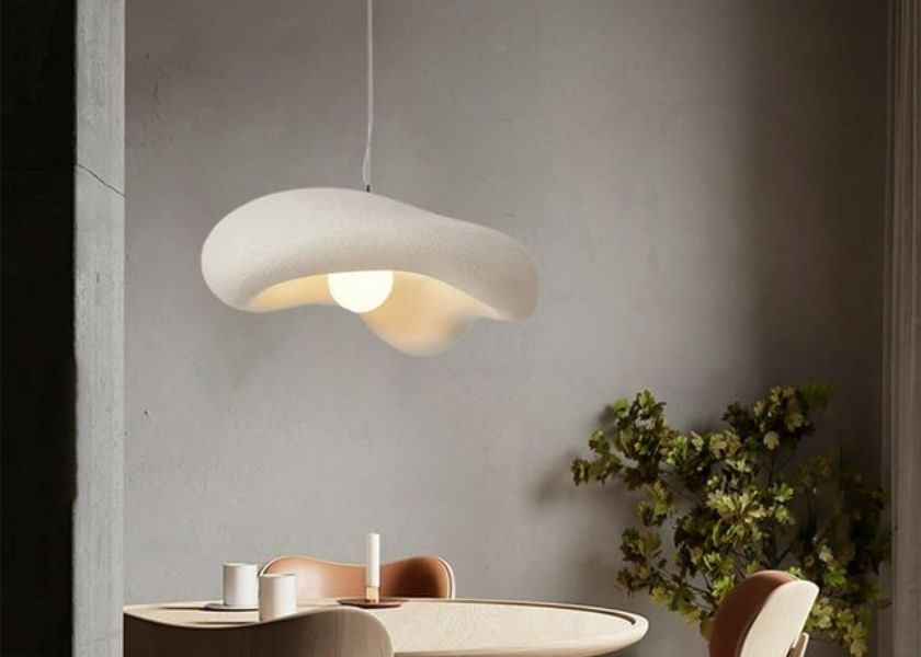 Lampu Gantung Statement Ikonik di Ruang Tamu
