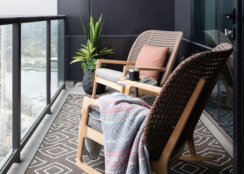 Memasang Karpet Outdoor di Balkon Rumah Minimalis