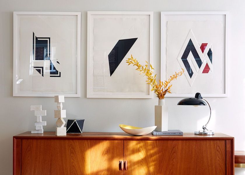 Ruang Keluarga Minimalis dengan Styling &ldquo;Rule of Three&rdquo;