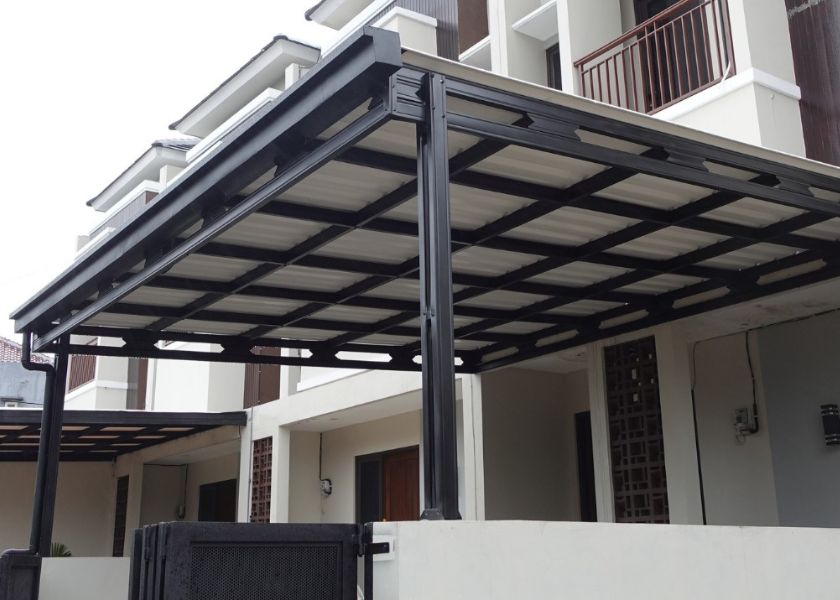 Teras Baja Ringan Kerangka Hitam dengan Talang