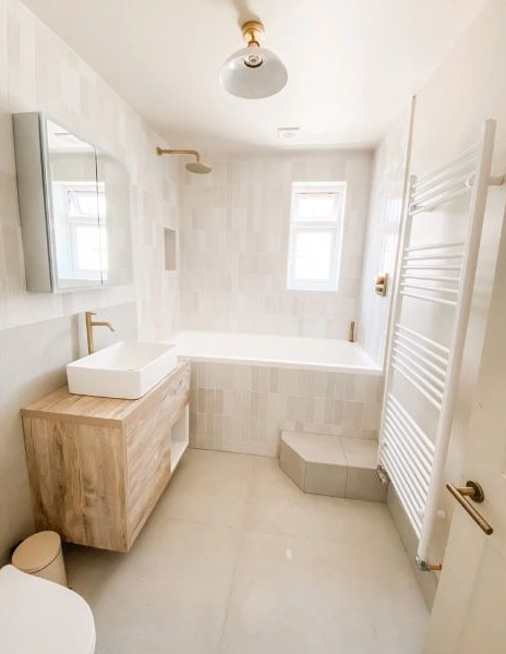 Kamar Mandi Simple Nuansa Putih dan Aksen Kayu