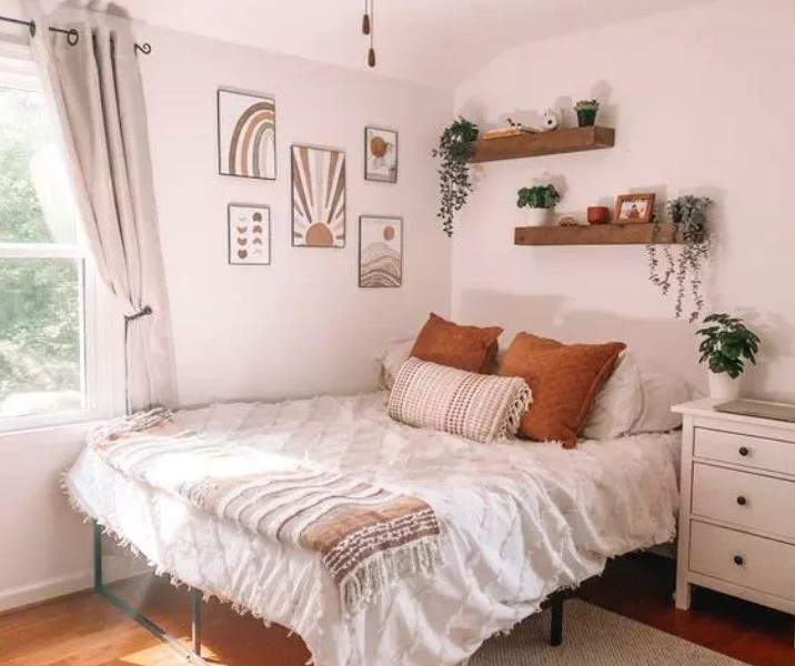 Desain Kamar Tidur Murah dengan Rak Dinding Sederhana