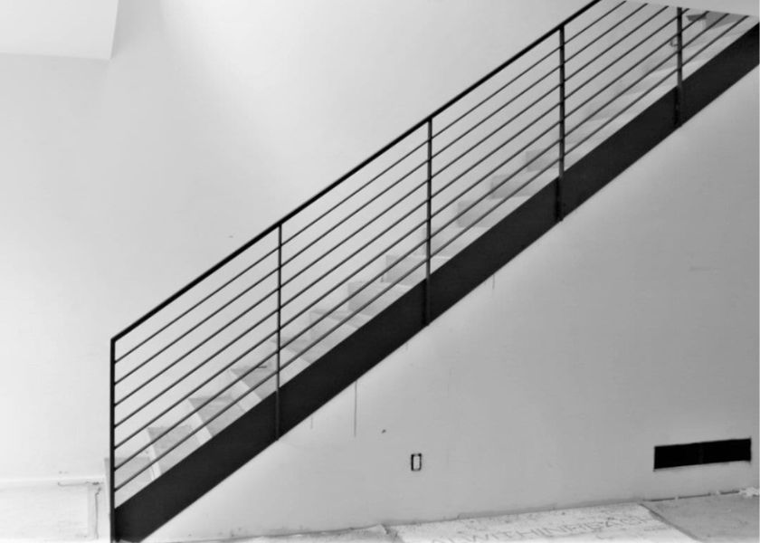 Desain Pagar Tangga Besi Horizontal yang Modern