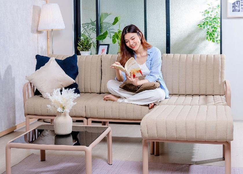 Desain Ruang Tamu dengan Cozy Layered Lighting