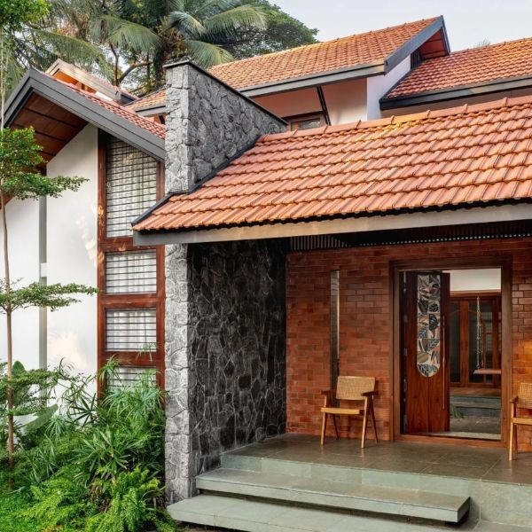 Atap Rumah Sederhana di Kampung dengan Genteng Tanah Liat