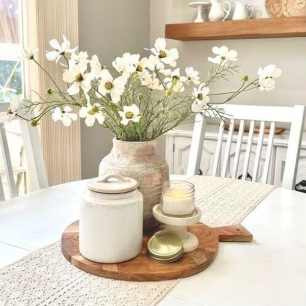 Dekorasi Dapur Minimalis dengan Vas Bunga Segar