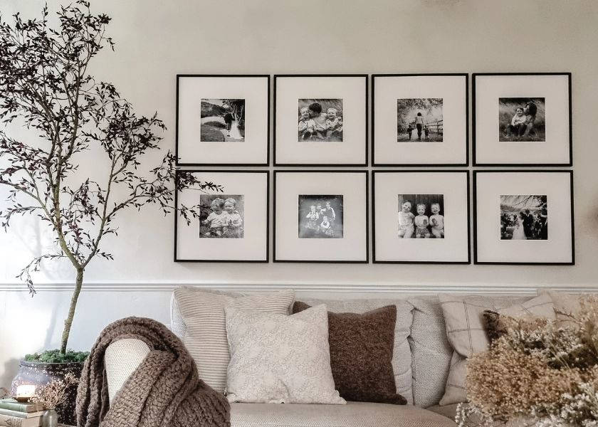 Dekorasi Dinding Ruang Tamu dengan Bingkai Ukuran Seragam