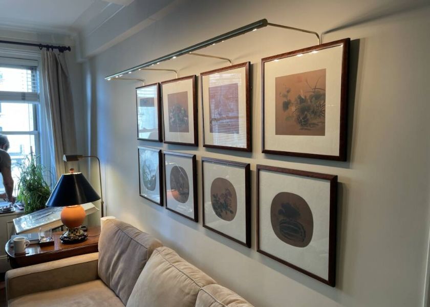 Dekorasi Lampu Aksen di Galeri Dinding Ruang Tamu