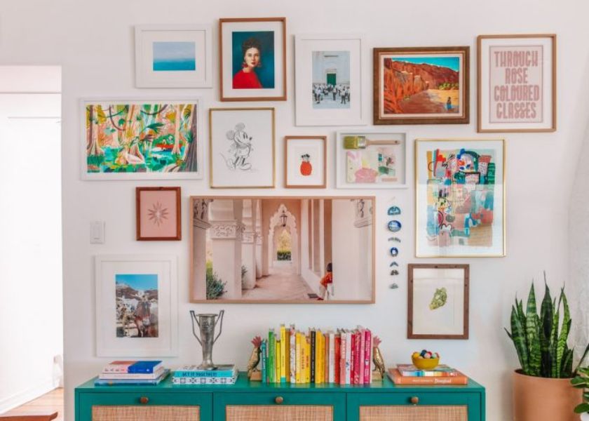 Dekorasi Dinding Ruang Tamu dengan Galeri Asimetris