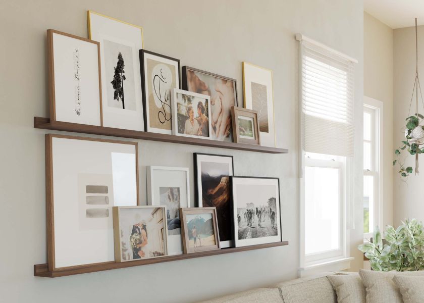 Dekorasi Dinding Ruang Tamu dengan Rak Tipis