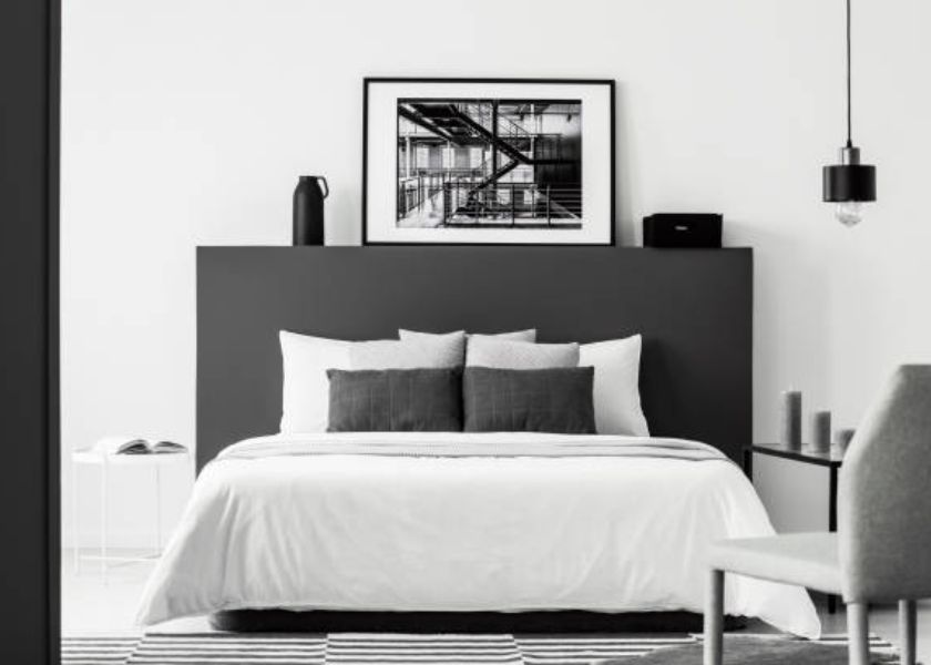 Dinding Kamar Estetik dengan Wall Art Monokrom