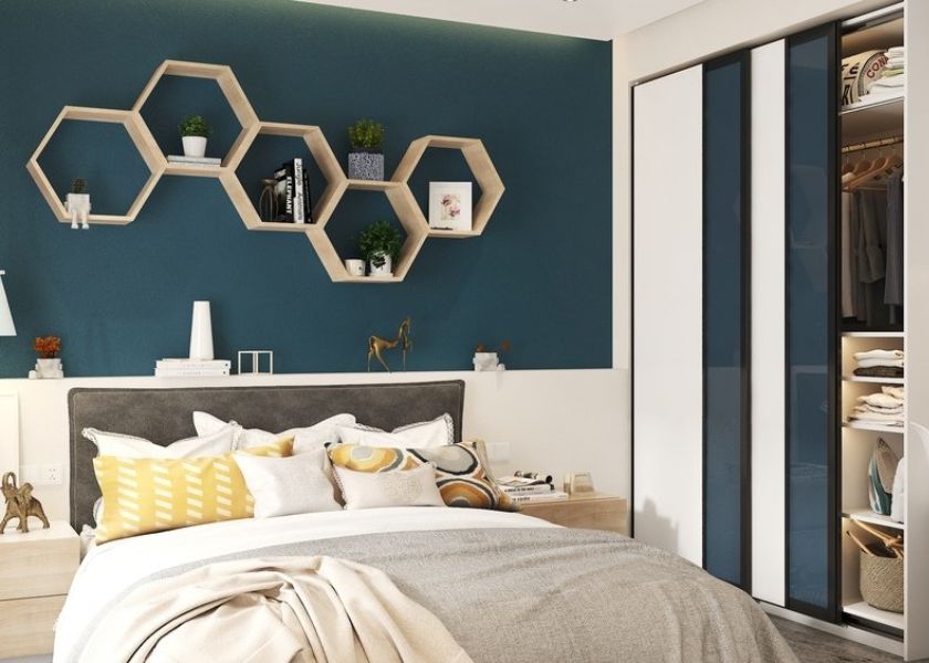 Dinding Kamar Estetik dengan Rak Dinding Kecil