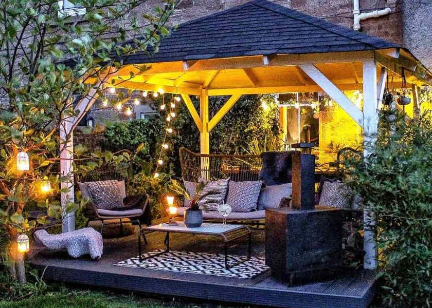 Pencahayaan Hangat pada Gazebo Depan Rumah