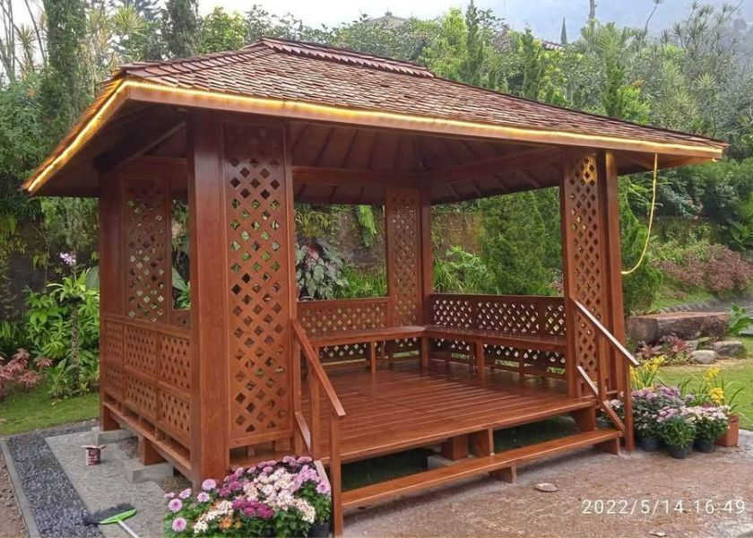 Tanaman Kecil di Sekitar Gazebo Depan Rumah