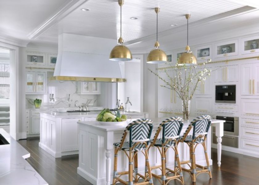 Dapur Mewah dengan Lampu Gantung Warna Emas