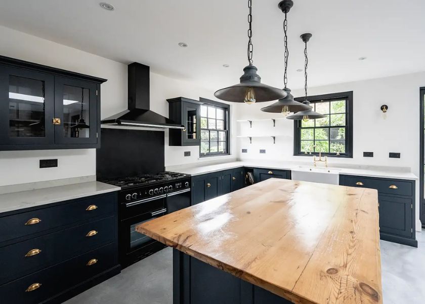 Dapur Cantik Mewah dengan Lampu Industrial Hitam