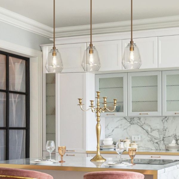 Dapur Cantik Mewah dengan Lampu Gantung Kaca