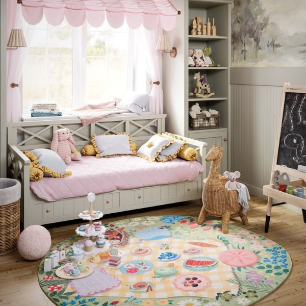 Kamar Anak Perempuan dengan Karpet Lembut