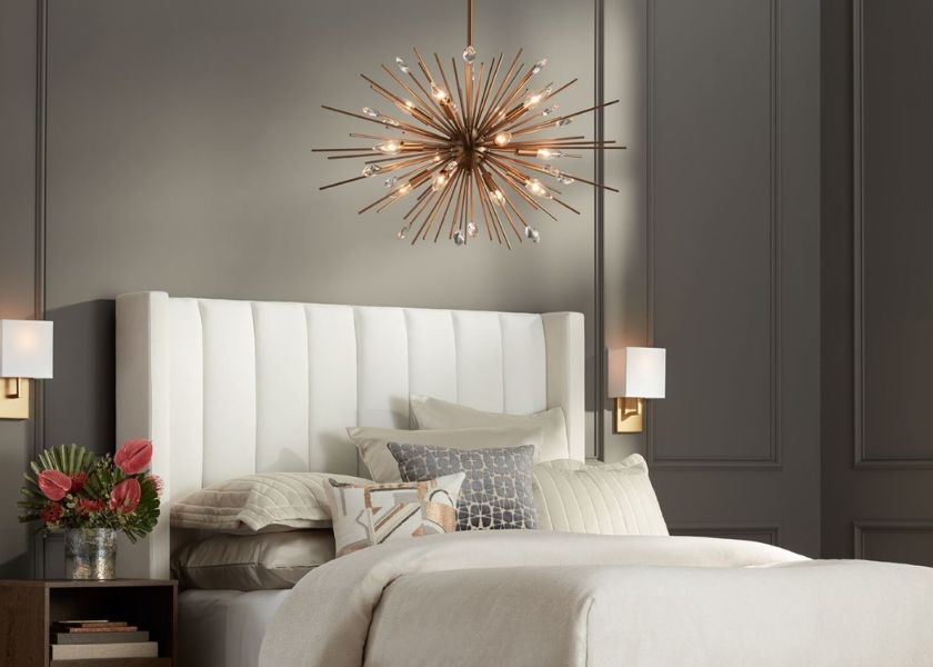 Kamar Tidur Mewah Elegan dengan Lampu Gantung