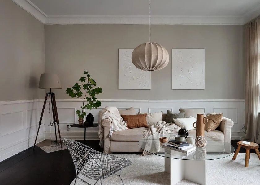 Molding Wainscoting Setengah Dinding di Ruang Tamu