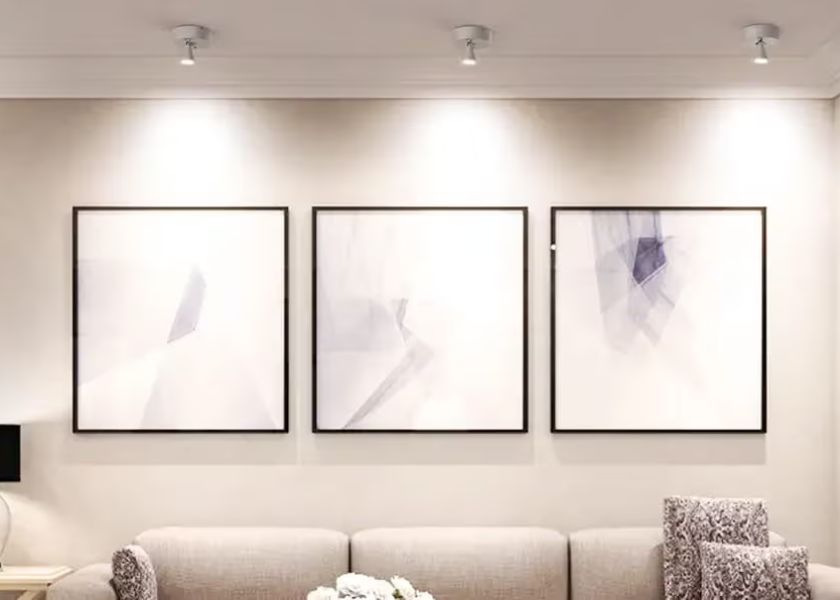 Lampu Plafon Spotlight di Plafon PVC Ruang Tamu Mewah