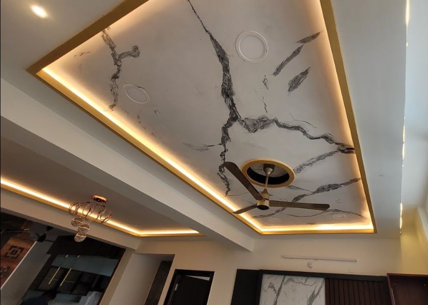 Plafon PVC Motif Marble di Ruang Tamu Mewah