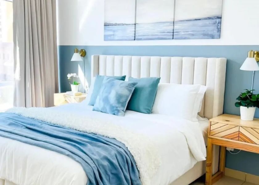 Kombinasi Warna Toska & Putih di Kamar Tidur Sejuk