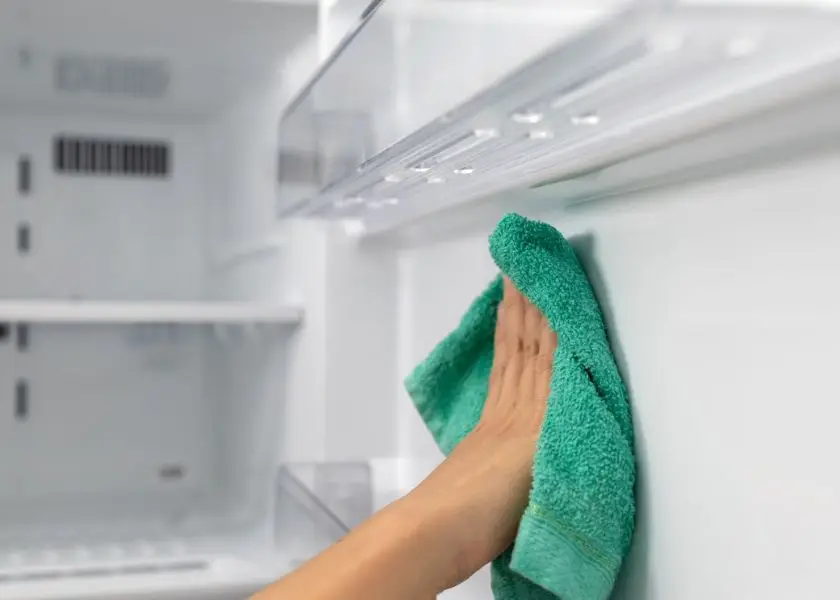 Langkah keempat Membersihkan Kulkas, Bersihkan Bagian Dalam Kulkas