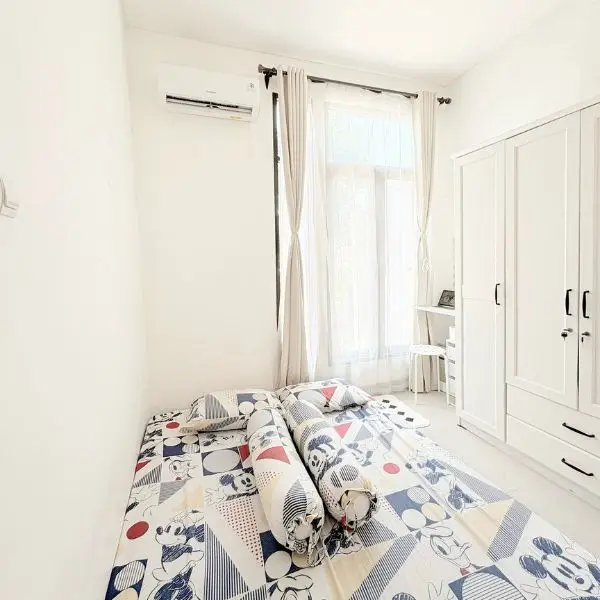 Warna Cat yang Lembut di Kamar Sederhana di Kampung