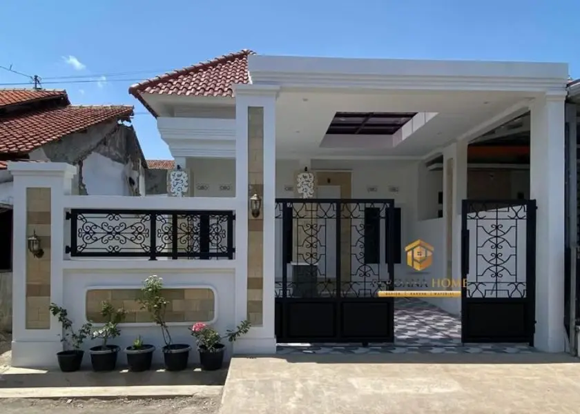 Cat Pagar Tembok Warna Putih dengan Batu Alam Krem yang Bagus