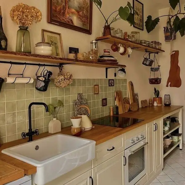 Rak Dinding dari Kayu Bekas di Dapur Estetik Sederhana