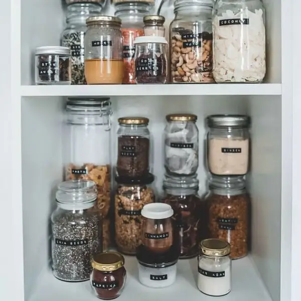 Botol Kaca Bekas Jadi Wadah Bumbu di Dapur Estetik Sederhana