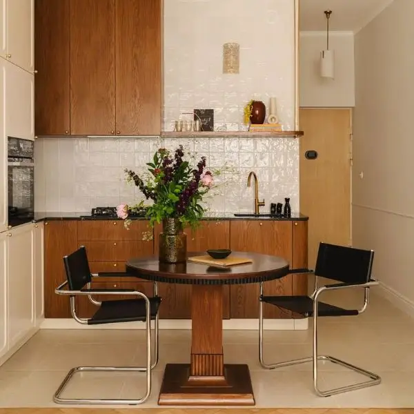 Elemen Kayu Natural di Dapur Estetik Sederhana