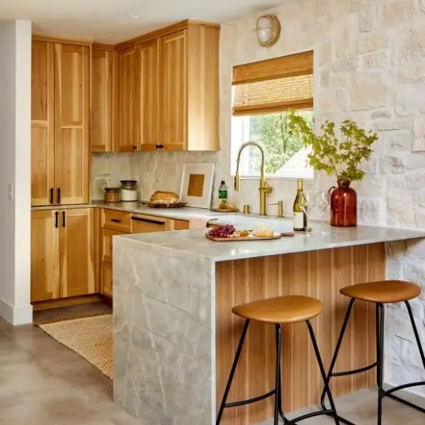 Dapur Meja Bar dengan Kayu Terang untuk Efek Natural