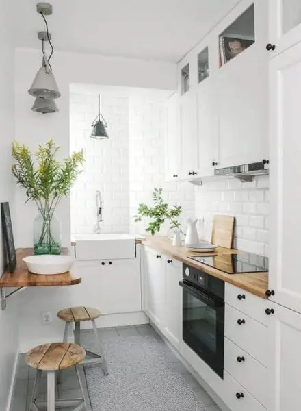 Dapur Meja Bar Warna Putih Untuk Kesan Bersih dan Lapang