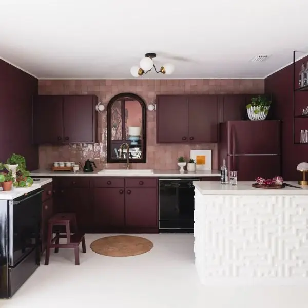 Dapur Warna Plum untuk Kesan Elegan