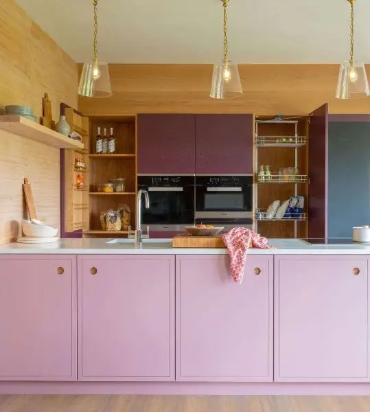 Dapur Warna Ungu dan Kayu Natural untuk Kesan Natural