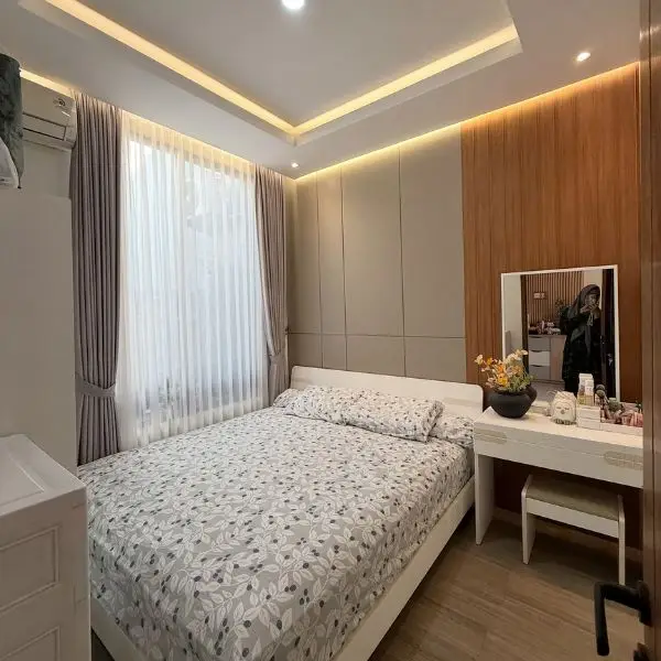 Desain Kamar 3x3 untuk Suami Istri Warna Greige dan Kayu Natural