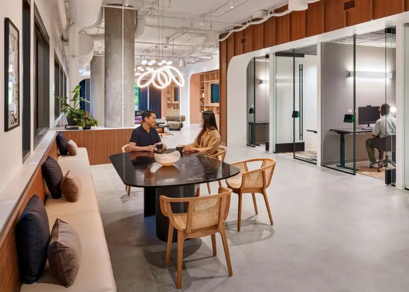 Desain Kantor Minimalis dengan Area Multifungsi untuk Kolaborasi