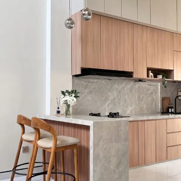 Desain Mini Bar Dapur Keramik yang Menyatu dengan Kitchen Set