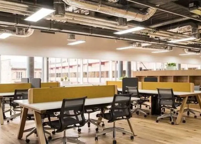 Desain Ruang Kerja Kantor Warna Beige dan Cokelat Kayu untuk Suasana Hangat
