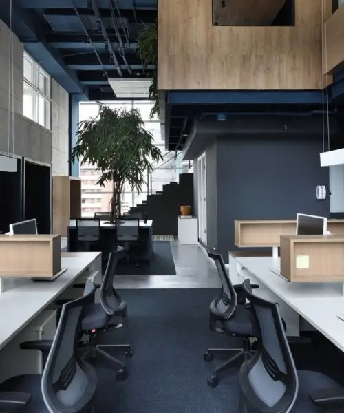 Desain Ruang Kerja Kantor Warna Navy dan Putih untuk Tampilan Tegas