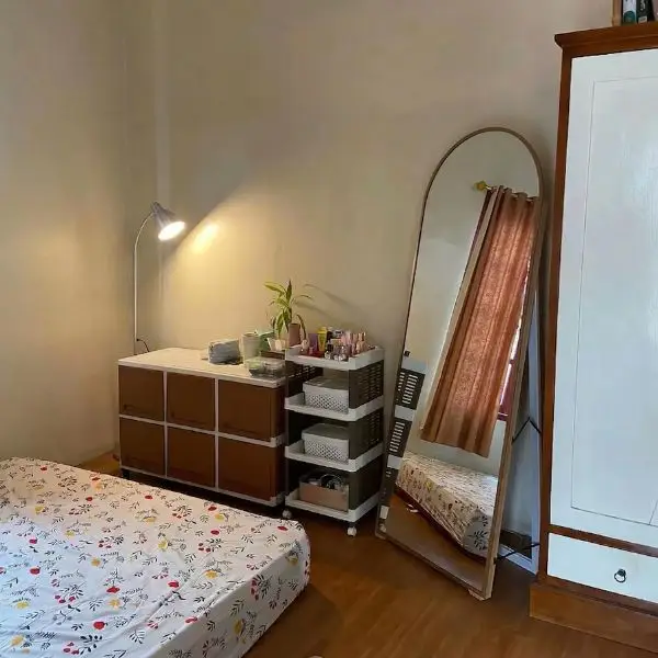 Furnitur yang Sederhana dalam Kamar Sederhana di Kampung