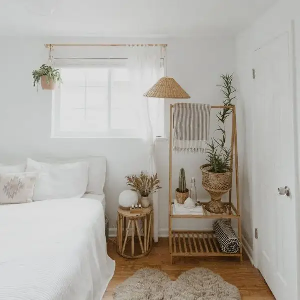 Hiasan Anyaman dalam Kamar Sederhana di Kampung