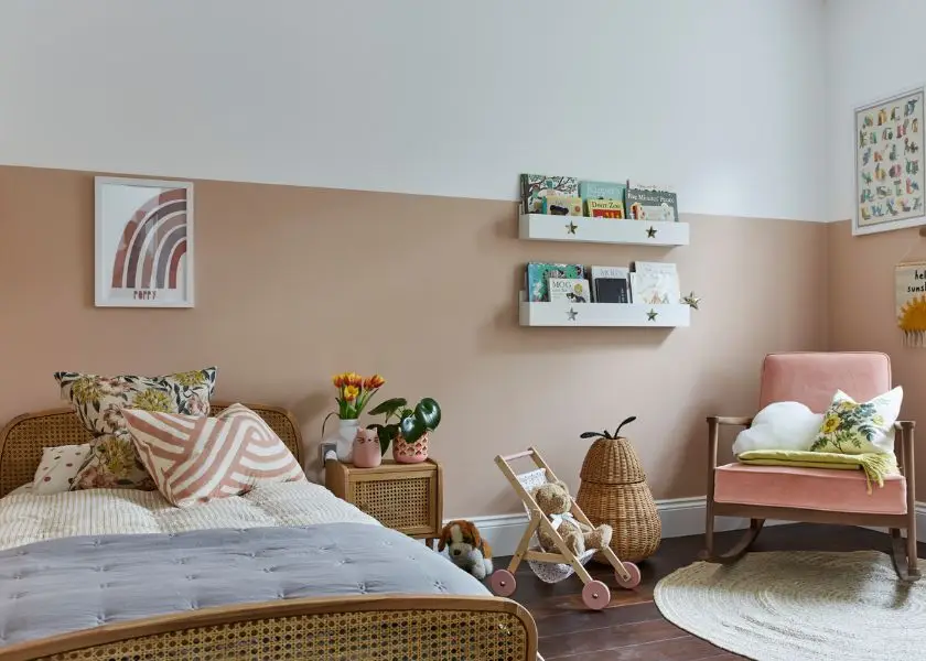 Kamar Anak Perempuan Minimalis Warna Krem dan Motif Kayu
