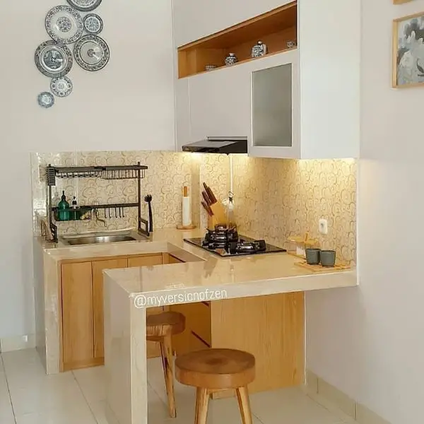 Keramik untuk Area Countertop dan Backsplash Mini Bar Dapur