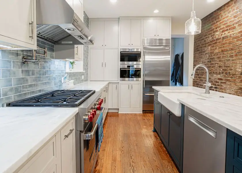 Kitchen Set Dapur Sempit dengan Tata Letak Galley